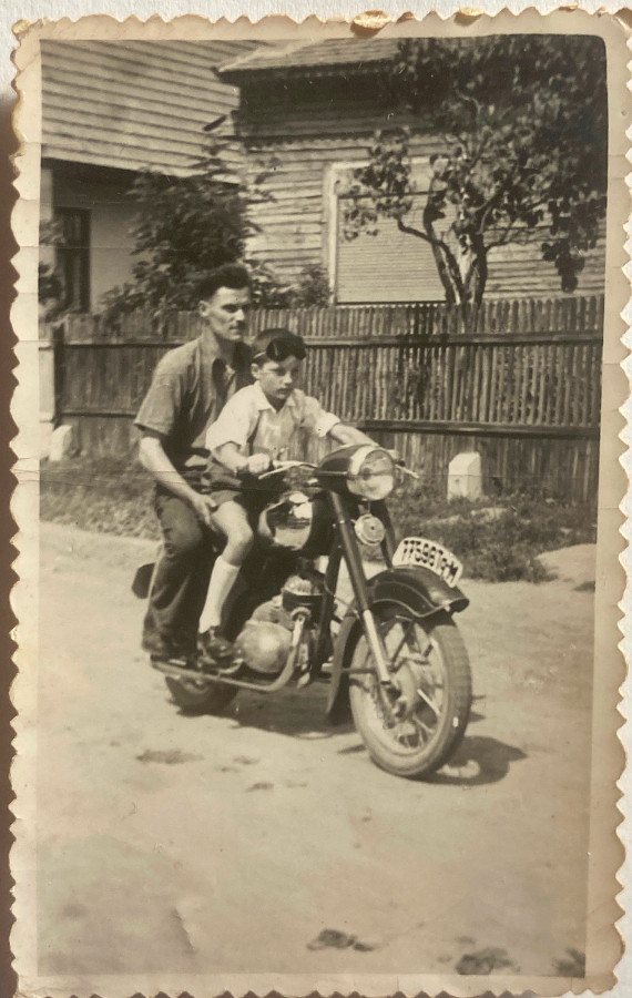 /storage/img/big_gyergyoidia_14321a-apa-fia-motorozas-mono-kultura-egyesulet.jpg