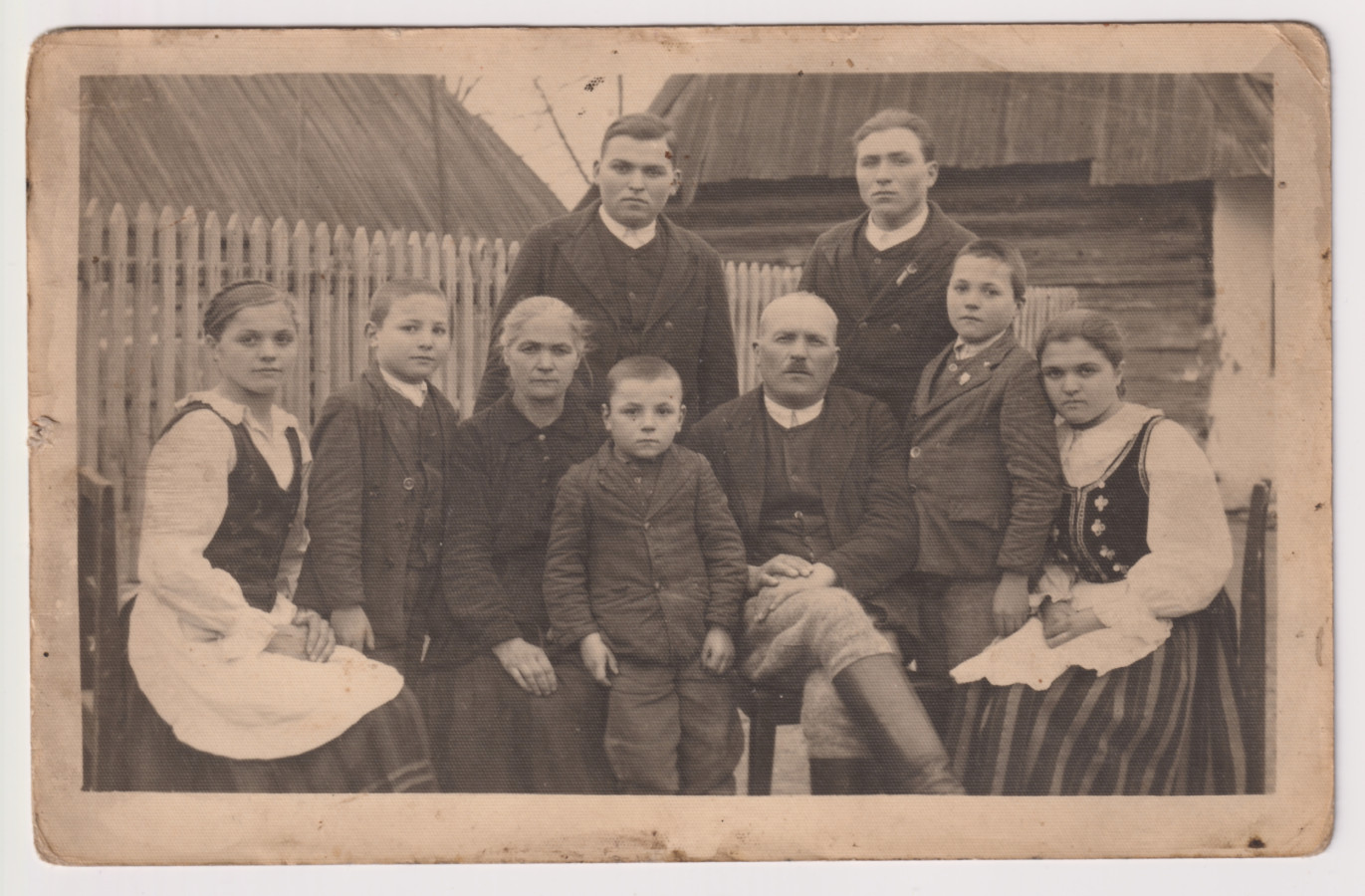 /storage/img/big_gyergyoidia_15047a-csaladi-kep-az-udvaron-biro-csalad-gyujtemenye-kialto-kovek-egyesulete.jpg