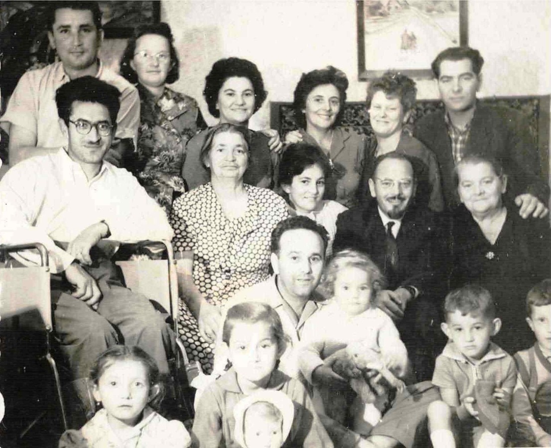 /storage/img/big_gyergyoidia_16217a-szekula-laszlo-ormeny-mechitarista-szerzetes-csaladjaval-szent-miklos-plebania.jpg