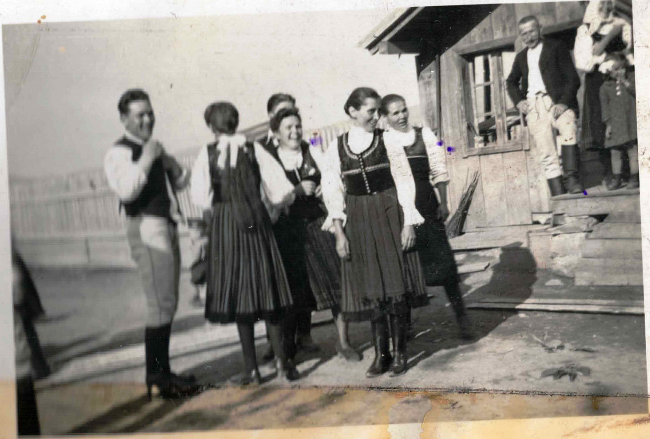 /storage/img/big_gyergyoidia_18654a-a-suto-elott-kiraly-arpad-csaladjanak-gyujtemenye-forika-sebestyen.jpg
