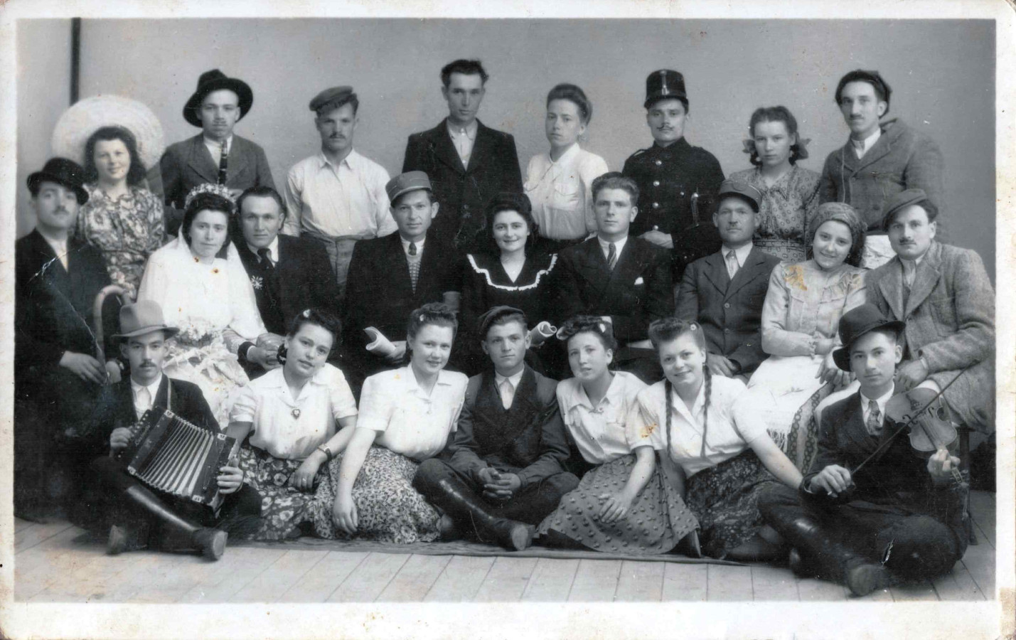/storage/img/big_gyergyoidia_18681a-amator-szinjatszok-csomafalvan-kiraly-arpad-csaladjanak-gyujtemenye-forika-sebestyen.jpg