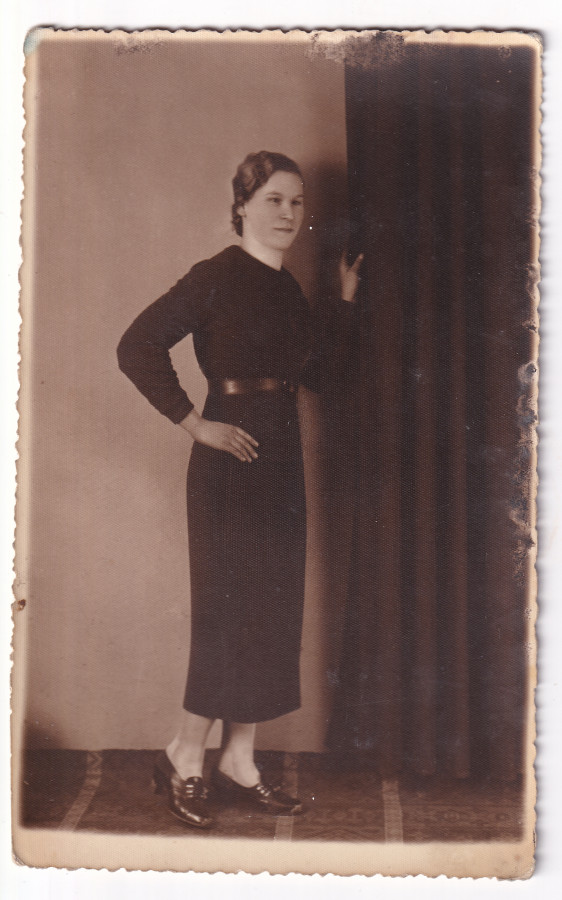 /storage/img/big_gyergyoidia_19489a-kl2026-egesz-alakos-noi-portre-kialto-kovek-egyesulete.jpg