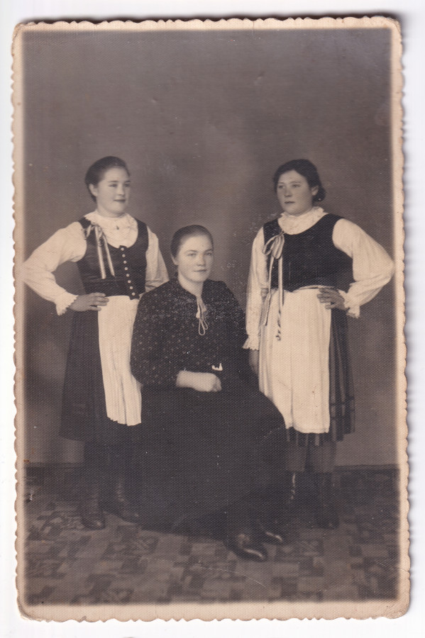 /storage/img/big_gyergyoidia_19513a-kl2026-nok-eltero-oltozetben-kialto-kovek-egyesulete.jpg