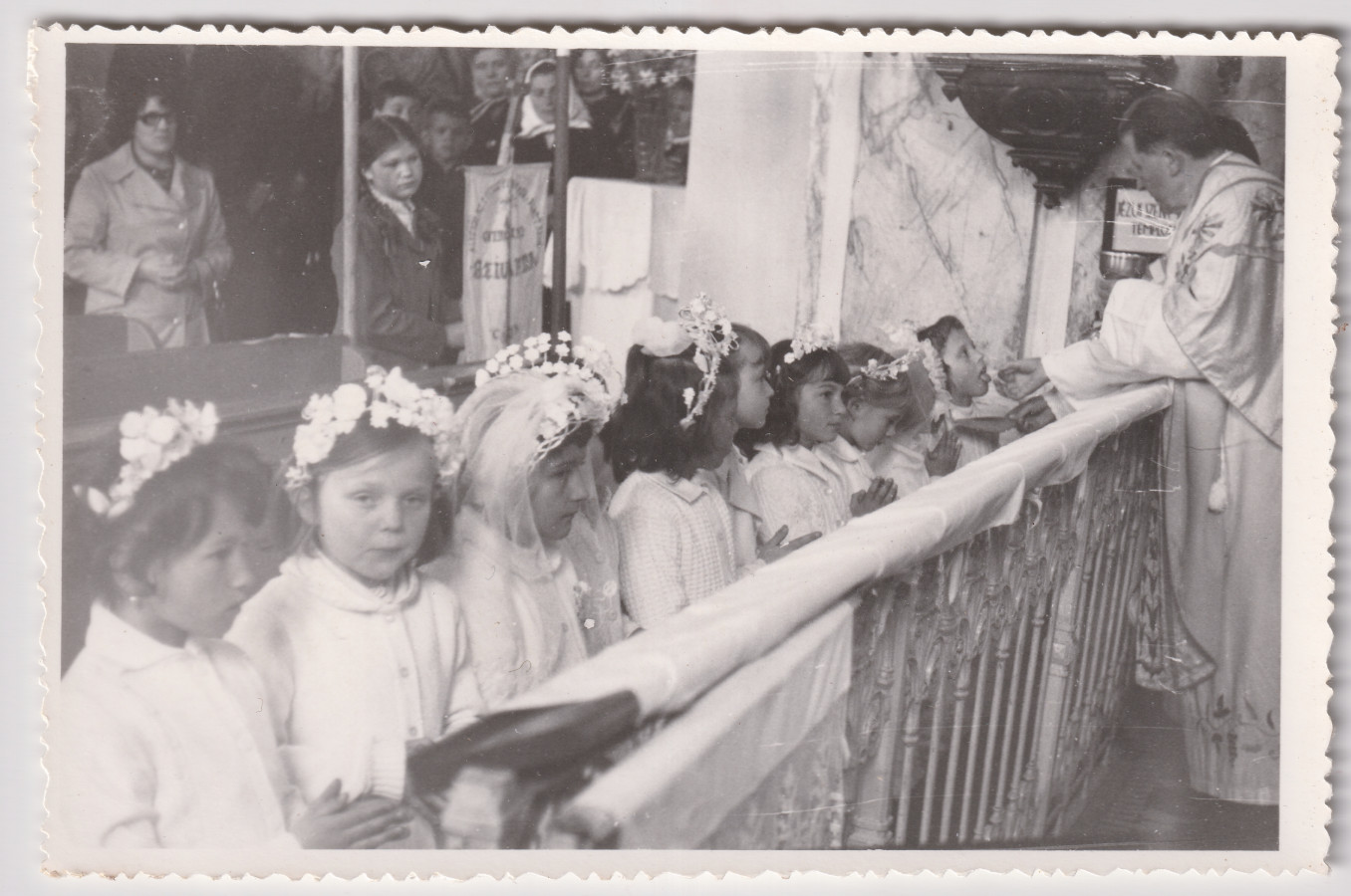/storage/img/big_gyergyoidia_19691a-elsoaldozo-kislanyok-4-mp-hagyatek-kialto-kovek-egyesulete.jpg