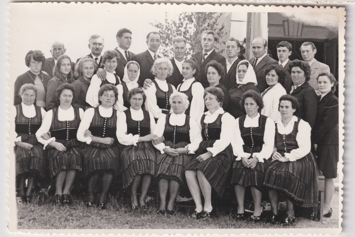 /storage/img/big_gyergyoidia_19767a-ferfiak-es-nok-ujfalvi-viseletben-mp-hagyatek-kialto-kovek-egyesulete.jpg