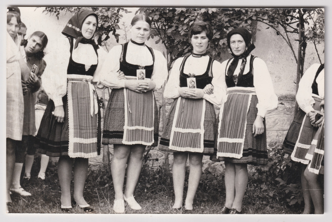 /storage/img/big_gyergyoidia_19785a-bermalkozo-lanyok-es-asszonyok-mp-hagyatek-kialto-kovek-egyesulete.jpg
