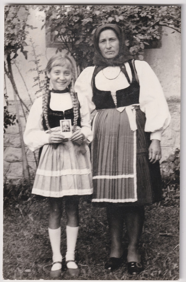 /storage/img/big_gyergyoidia_19821a-bermalkozo-es-bermaszulo-3-mp-hagyatek-kialto-kovek-egyesulete.jpg