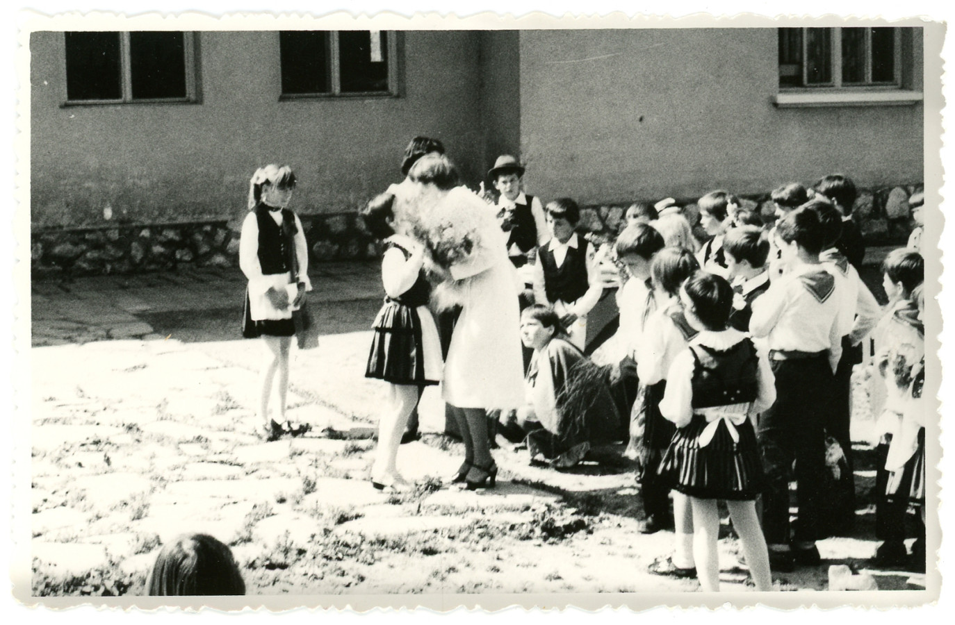 /storage/img/big_gyergyoszentmiklos-4-es-sz-alt-iskola-evzaro-unnepely-es-bucsu-a-ivosztalytol-1983fecske-6154ac39d0568.jpg