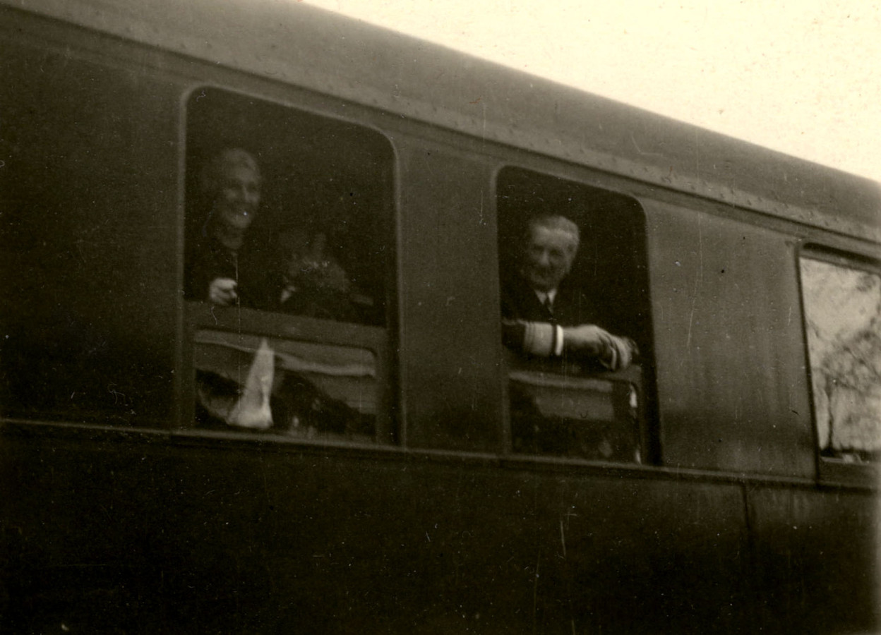 /storage/img/big_gyergyoszentmiklos-horthy-miklos-kormanyzo-es-felesege-tavozik-vakar-tibor-felvetelevakar-tibor-laszlo-61f81375b4c85.jpg