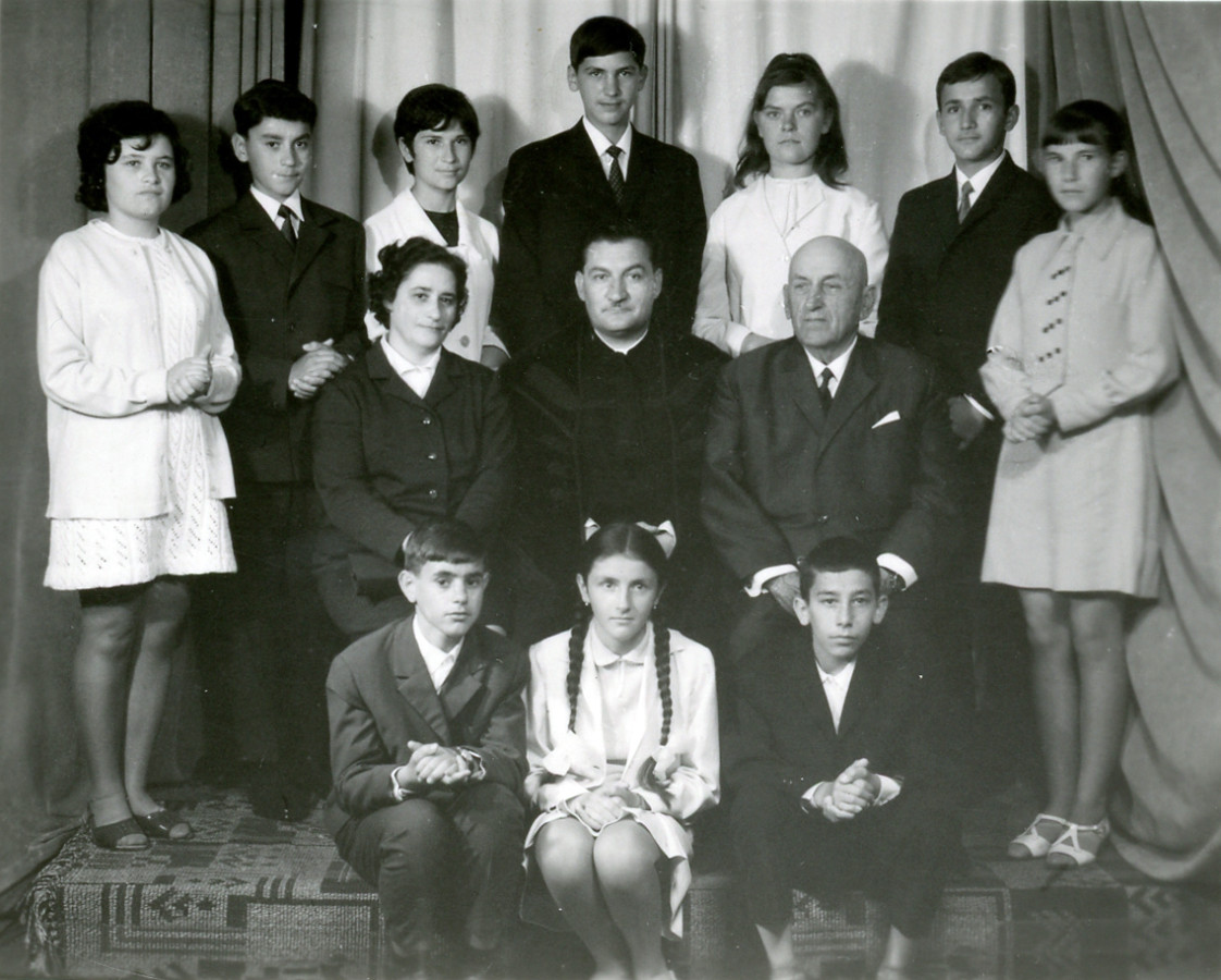 /storage/img/big_reformatus-konfirmalok-1969-benencida-60be2cf166fa2.jpg