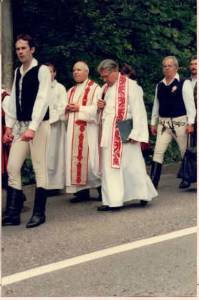 Msgr. Tamás József szentelő püspök és a búcsús zarándokok