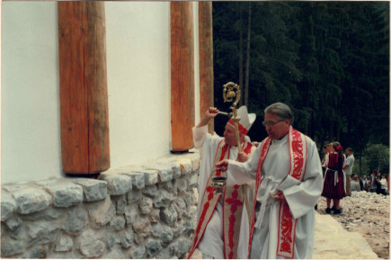 A gyilkostói Szent Kristóf kápolna szenteltvízzel való meghintése