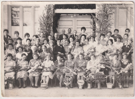 50 éves kortárstalálkozós csoportkép, nők. Fejér család gyűjteménye.