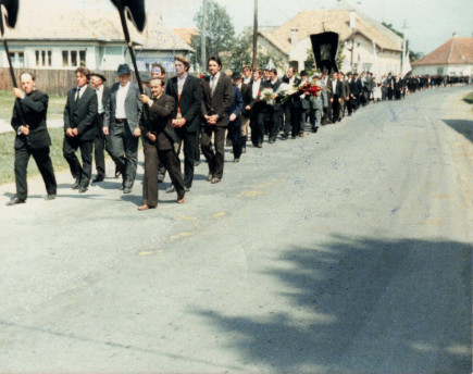 Temetési menet Alfaluban