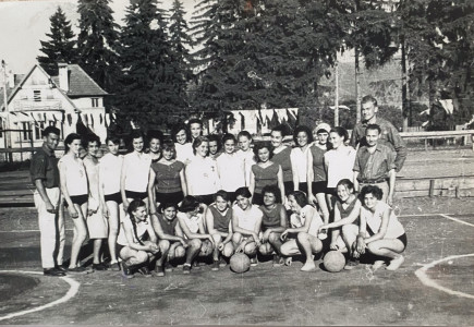 A gyergyószentmiklósi teniszkert, háttérben a Tanulók Háza