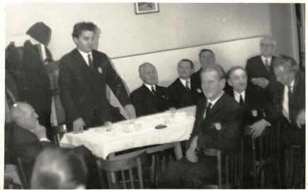 A Férfikar fellépés előtt/után