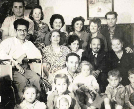Szekula László örmény mechitarista szerzetes családjával