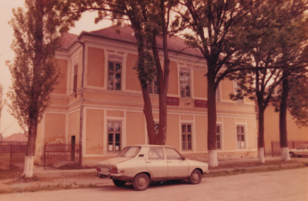 Dacia az újfalvi régi egyházi iskola előtt