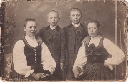 Molnár család viseletben, Újfalu