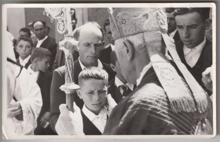 Márton Áron püspök a bérmálás pillanatában- Koncsag Zs. gyűjteménye