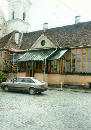A Szent Miklós Plébánia épülete a tornác beépítése után