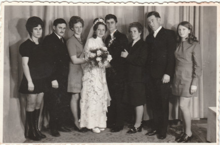 Hevederi esküvő, 1974