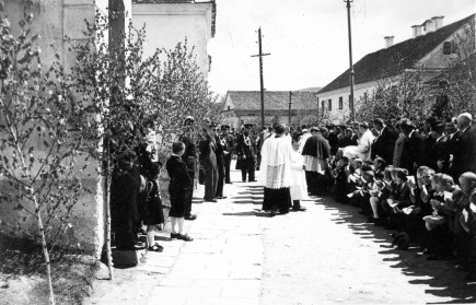 Bérmálás a Szent Miklós templomnál. Márton Áron
