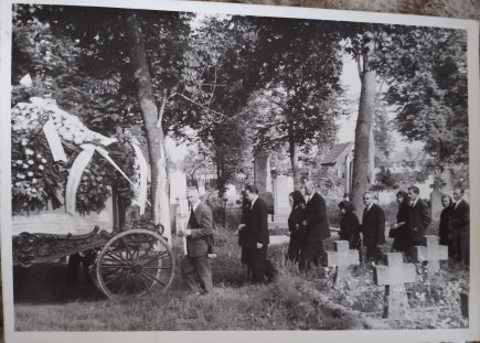 Temetési menet gyászkocsival