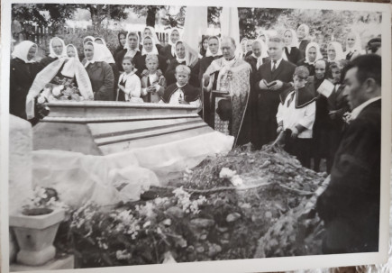 Temetés imádkozó asszonyokkal