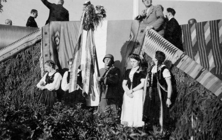 A bevonuló honvédekre várva a főtéri emelvénynél. Szilágyi József-album