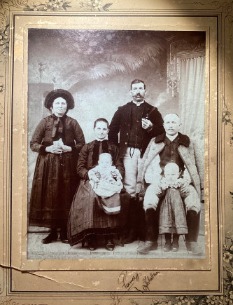 Újfalvi család ünnepi viseletben, 1910
