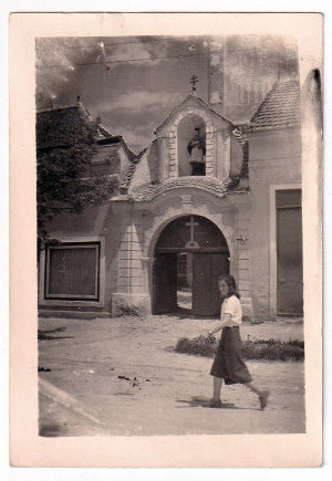 A kicsi templom előtt