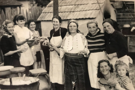 Lakodalmas ételt készítő asszonyok Vaslábon